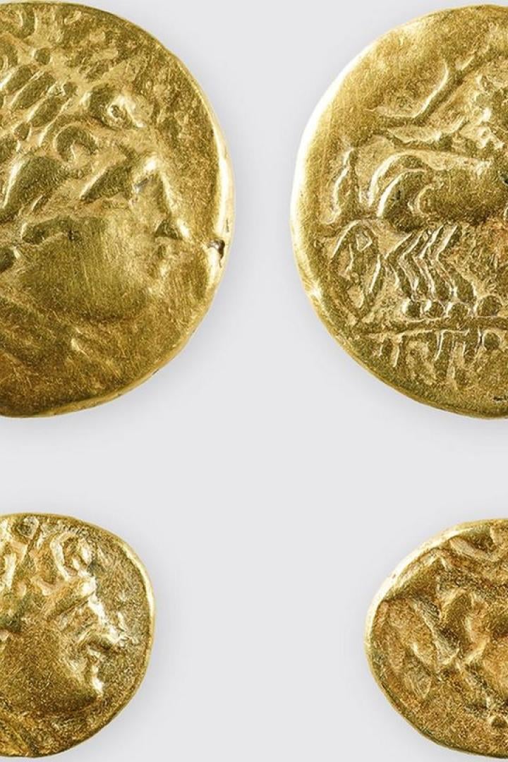 Zwei keltische Goldmünzen mit Apollon und Pferdegespann auf Vorder- und Rückseite.