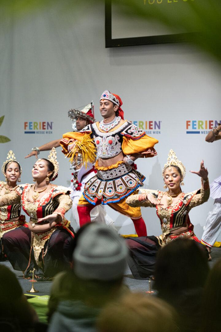 ferienmesse bühne, tänzer in bunten kostümen aus sri lanka