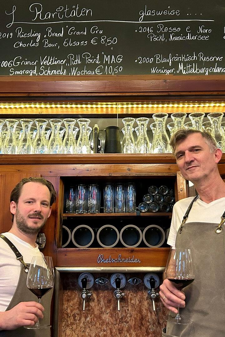  Klaus Silberbauer (li.) und Jürgen Sattler stehen vor der alten Schank in  ihrem neuen Wirtshaus