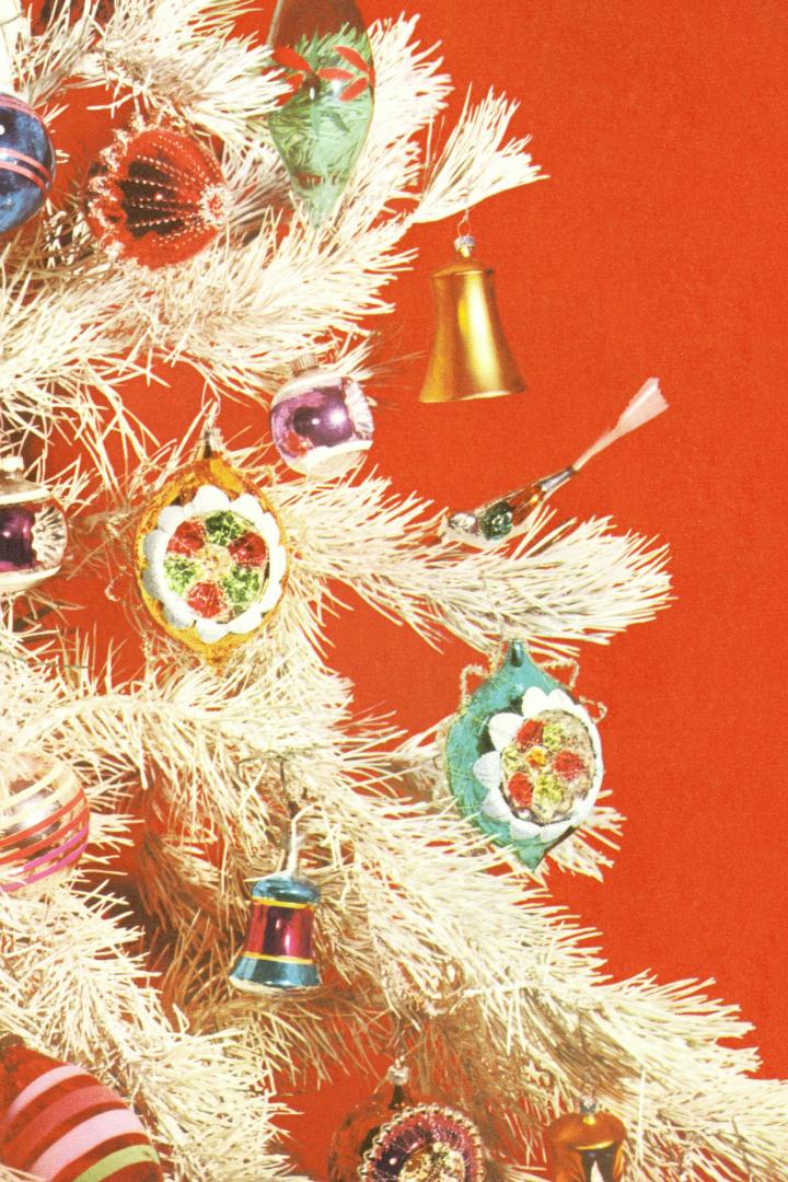 Ein Christbaum behängt mit Schmuck