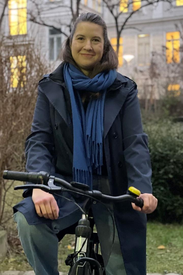 Die Hebamme Barbara Gregori auf ihrem  Leih-Rad.