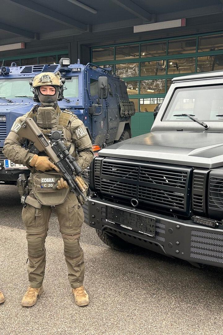 Cobra-Einsatzbeamte mit dem blauen „Survivor“ und dem kleineren Panzerwagen  „Enok“ (re.).