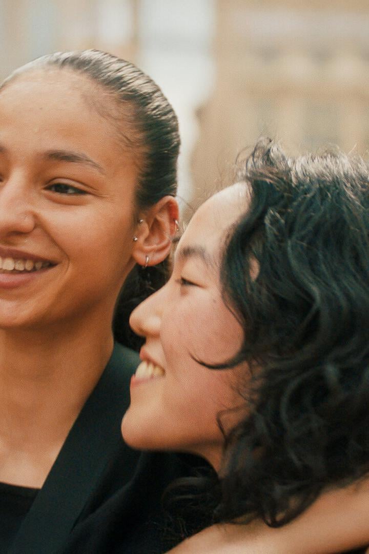 Zwei junge Frauen in Umarmung.