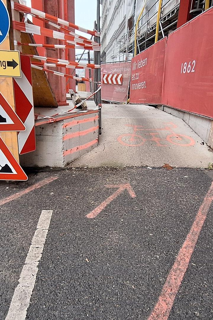 Zeigt gefährliche Umleitung.