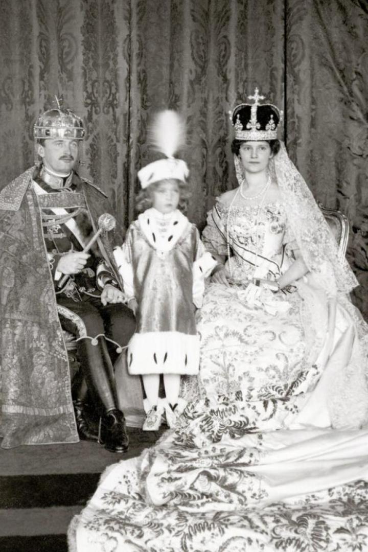 Karl, letzter Kaiser von Österreich, seine Frau Zita und Sohn Otto im Jahr 1916. Zita brachte 1940 den berühmten Diamanten „Florentiner“ nach Kanada. 