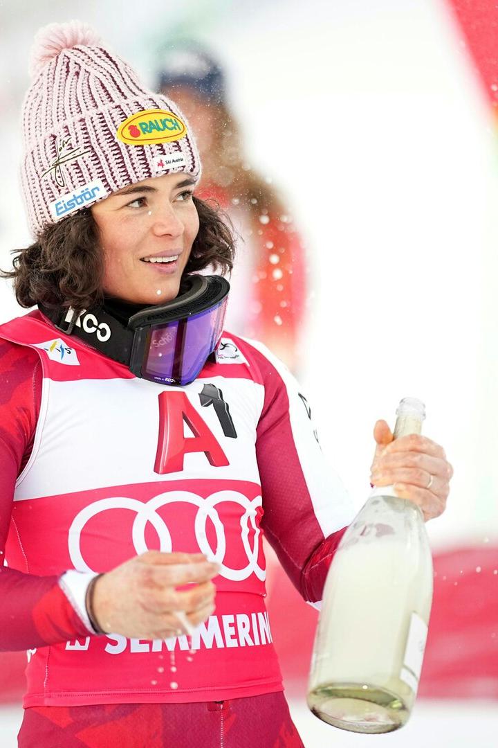 Julia Scheib nach ihrem Sieg beim Riesentorlauf am Semmering 2025 mit Sektflasche