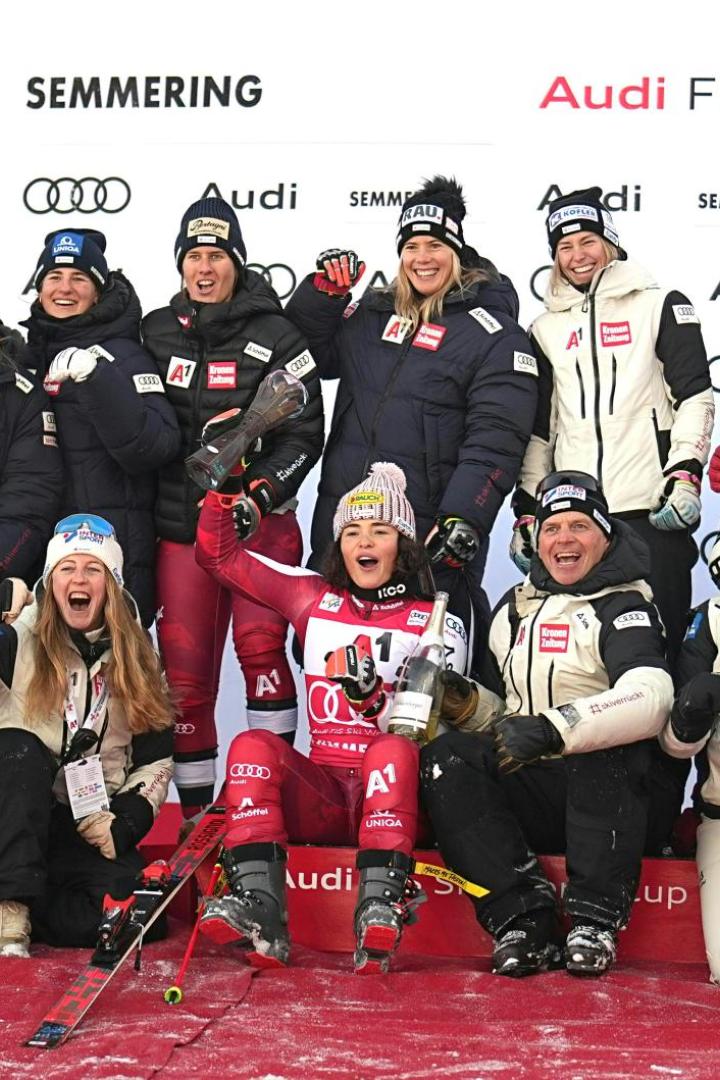 Siegerfoto ÖSV-Star Julia Scheib mit Team am Semmering