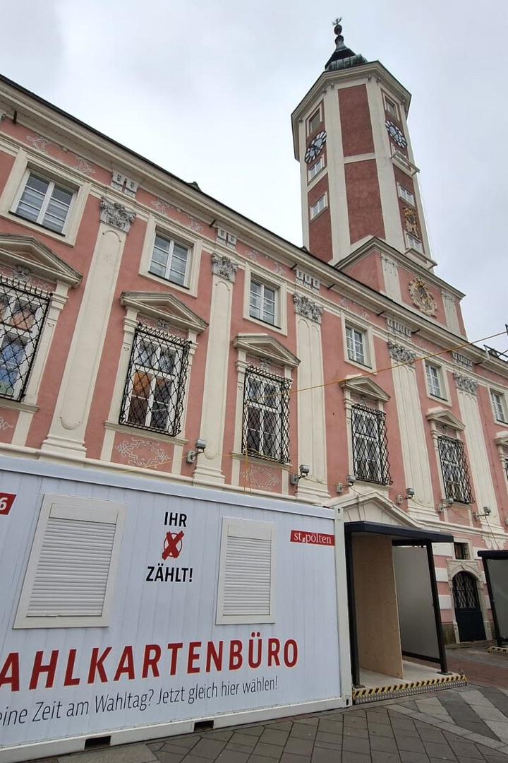 Vor dem Rathaus St. Pölten steht ein Wahlkartenbüro-Container.