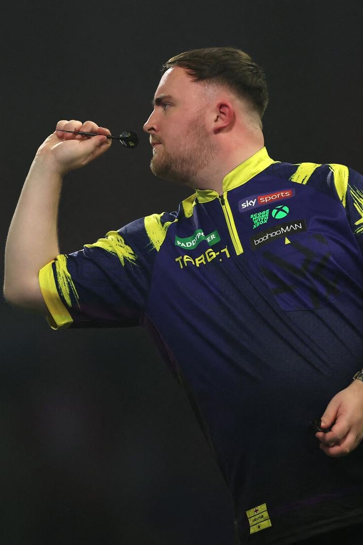 Luke Littler wirft einen Darts-Pfeil.