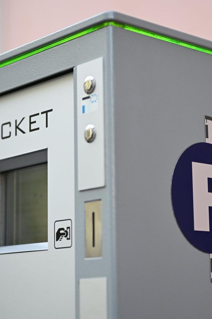 ++ THEMENBILD ++ PARKEN / PARKGEBÜHREN / PARKSCHEIN / AUTO / MOBILITÄT / PARKSCHEINAUTOMAT / GEBÜHREN / KURZPARKZONE