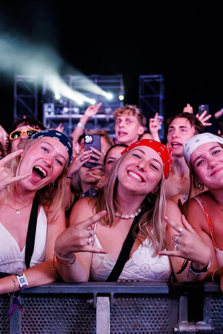 Eine Aufnahme von der Menge beim BHZ Konzert des Frequency. Im Fokus stehen die feiernden, jungen Frauen in der ersten Reihe.