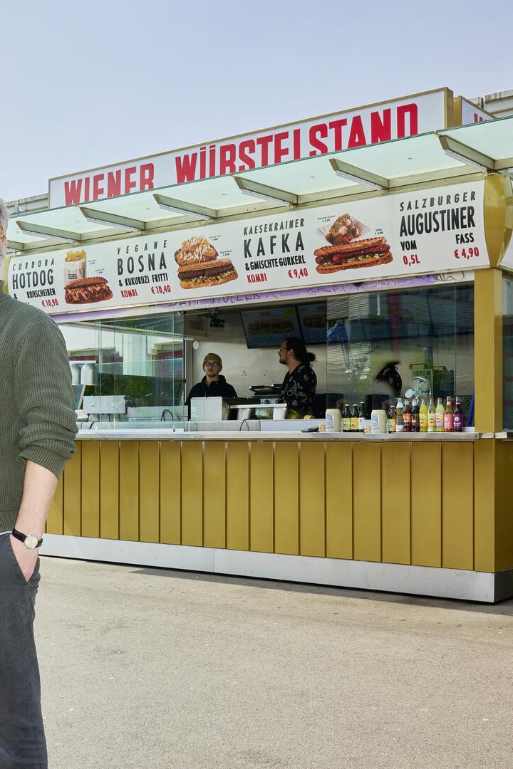 Mike Lanner vor seinem Wiener Würstelstand in der Spittelau