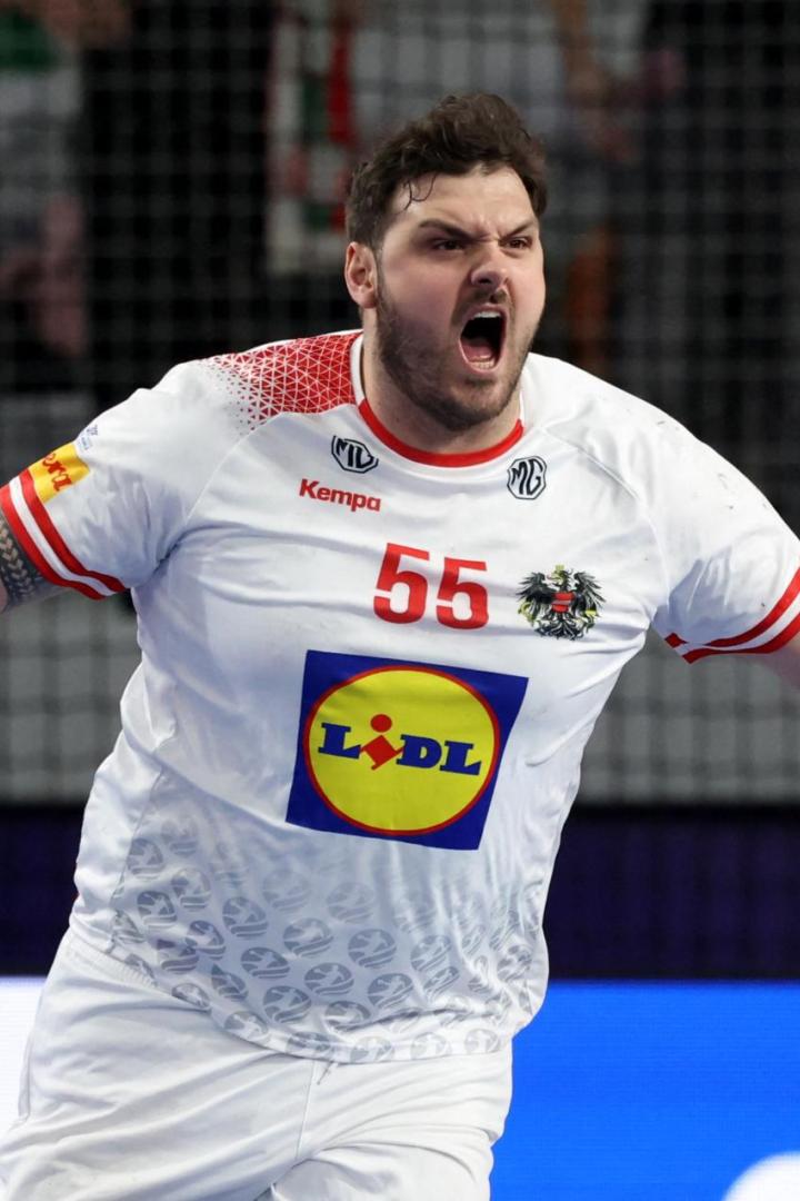 Ein jubelnder Handballspieler mit der Nummer 55 und dem LIDL-Logo auf dem Trikot ballt die Fäuste.
