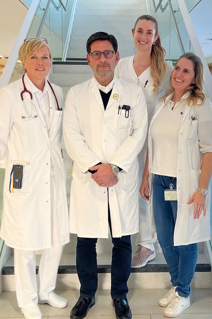 Vier Personen auf einer Treppe.