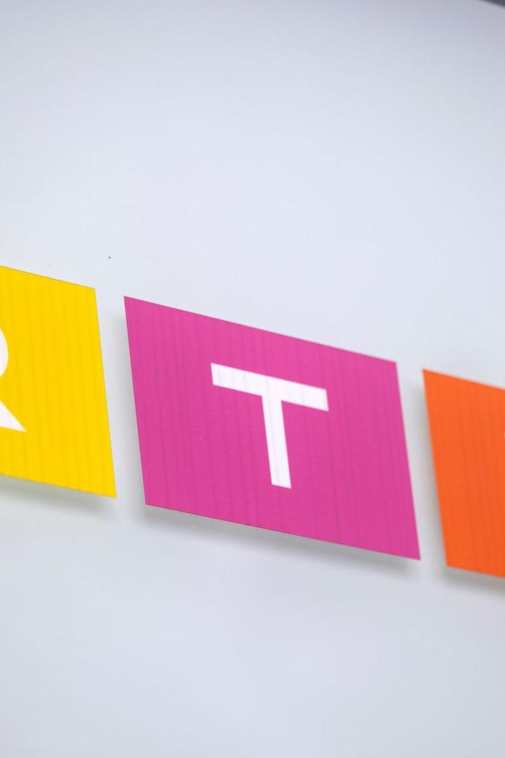 Das RTL-Logo mit weißen Buchstaben auf gelbem, pinkem und orangem Grund ist zu sehen.