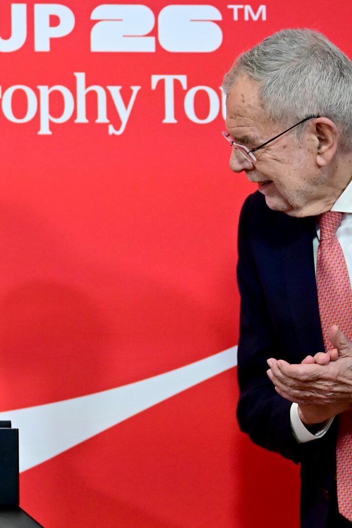 ENTHÜLLUNG FUSSBALL-WM-POKAL IN WIEN: CANNAVARO / VAN DER BELLEN