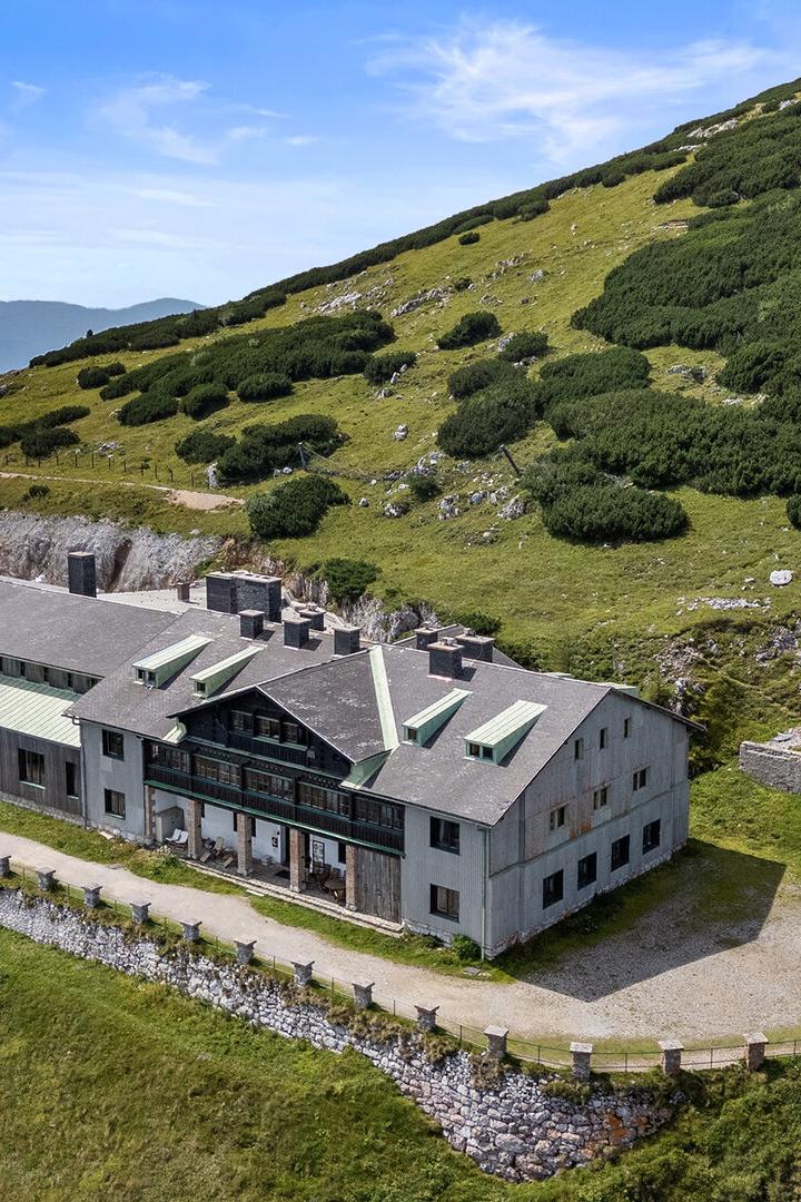 Das Hotel liegt direkt bei der Bergstation der Zahnradbahn