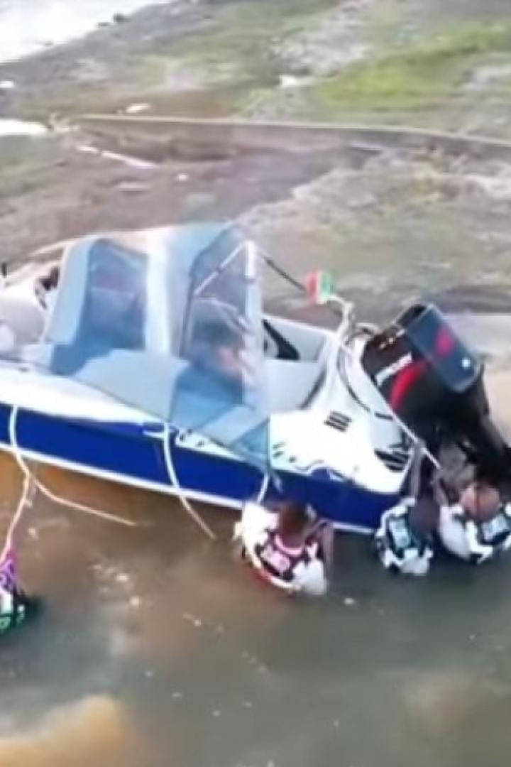 Boot hängt über Abgrund: Stundenlanger Rettungseinsatz in Südafrika.