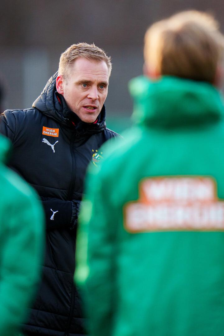 Chefcoach Hoff Thorup (l.) und Assistent Arac beim  Rapid-Training