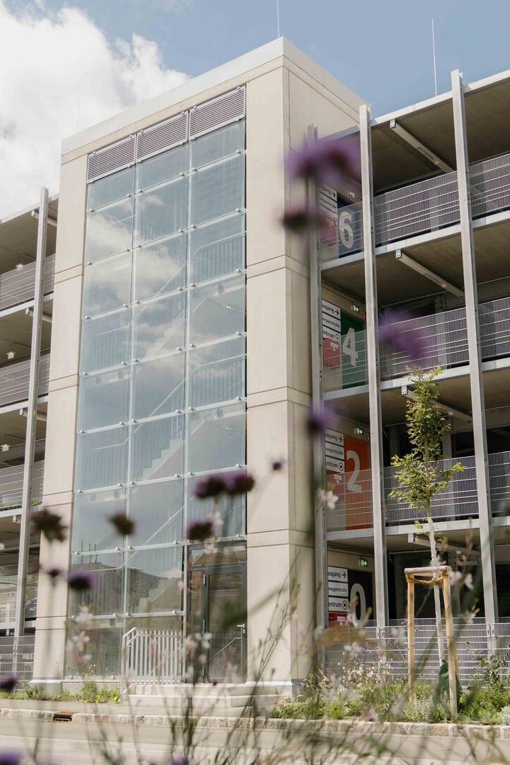 Ein Parkdeck von außen.