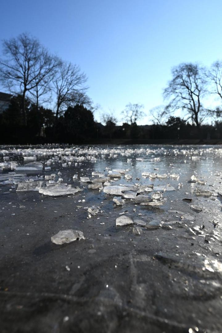 Zugefrorener See (Symbolbild).