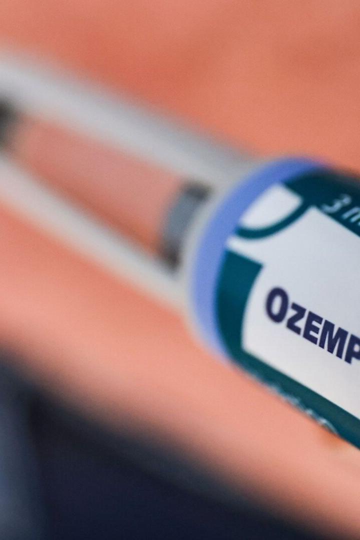 Ein Ozempic-Injektionspen wird in einer Hand gehalten.