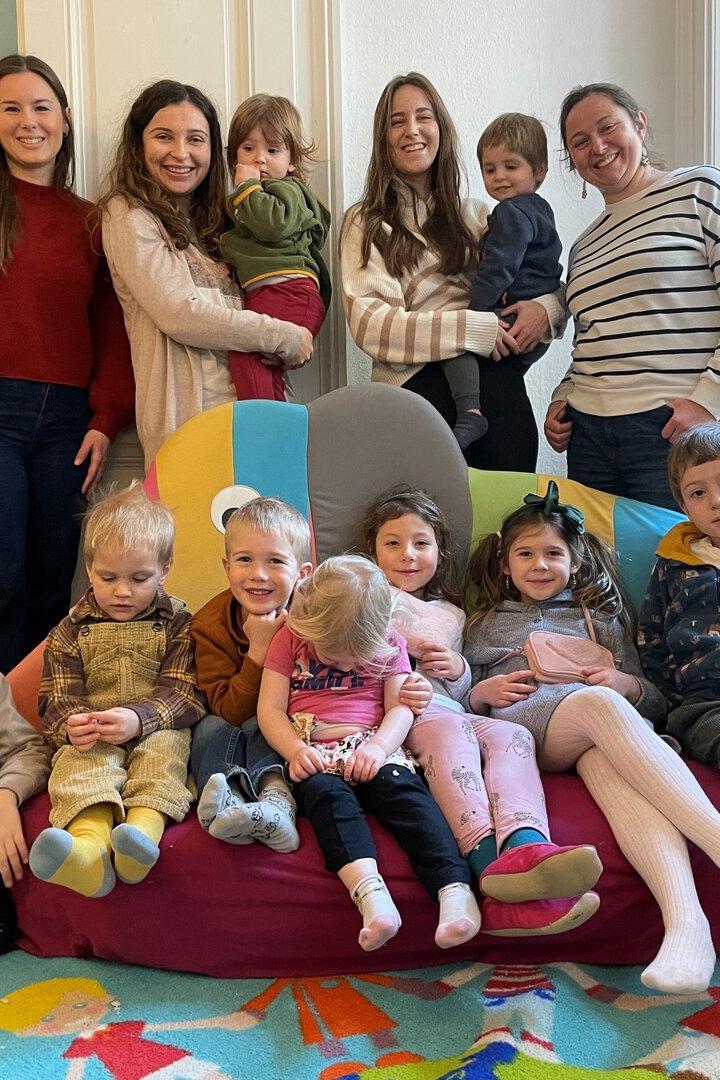Eine Gruppe von Kindern und Betreuerinnen im Kroatischen Zentrum. 