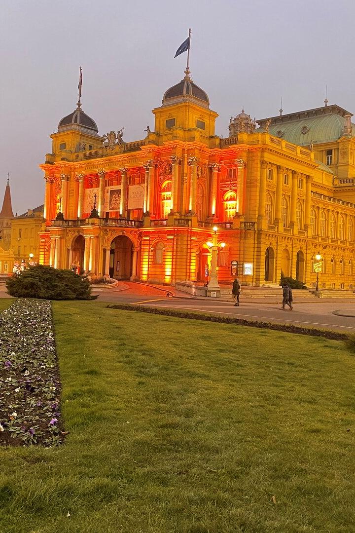Die Zagreber Oper im festlich stimmenden Abendlicht.