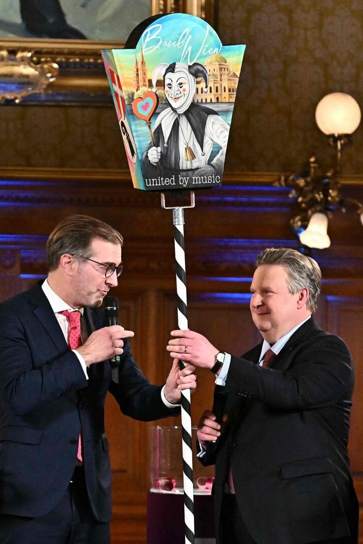 Übergabe der Fasnacht-Laterne von Conradin Cramer an Michael Ludwig.