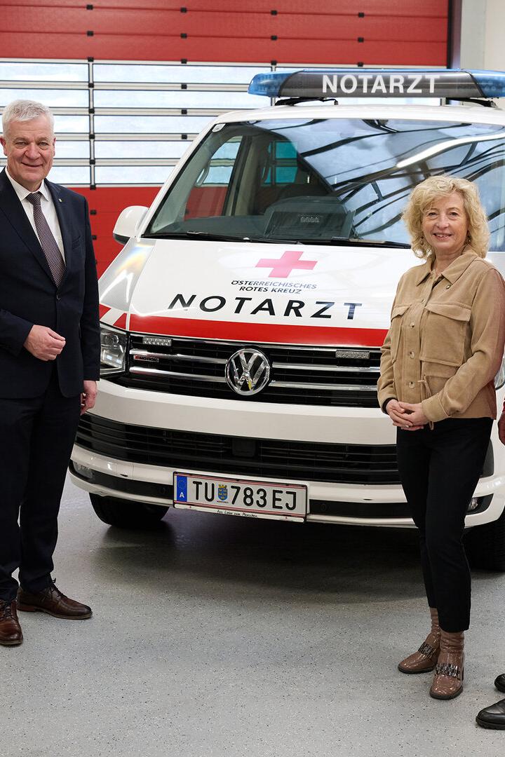 Landesräte Anton Kasser und Eva Prischl mit Rotkreuz-Verantwortlichen