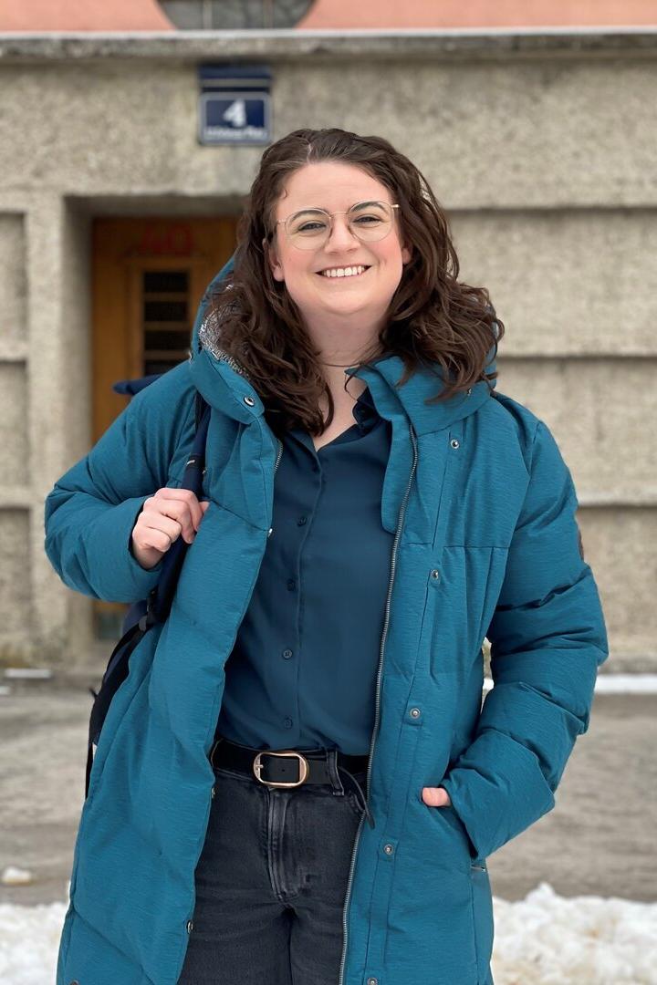 Irene Reismüller steht vor dem Stiegenhaus im Karl-Marx-Hof