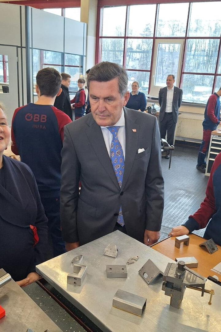 Ministerin Korinna Schumann und Minister Peter Hanke in ÖBB-Lehrwerkstätte St. Pölten.