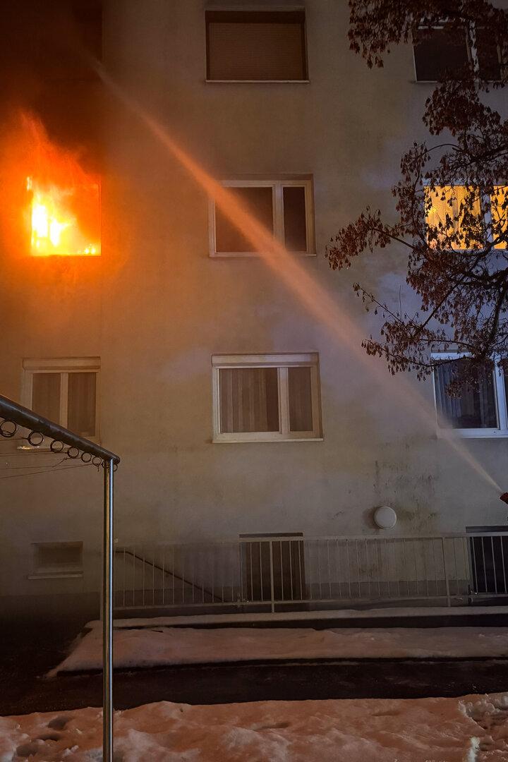 ++ HANDOUT ++ OBERÖSTERREICH: MUTTER UND VIER KINDER FLÜCHTETEN AUS BRENNENDER WOHNUNG IN LINZ