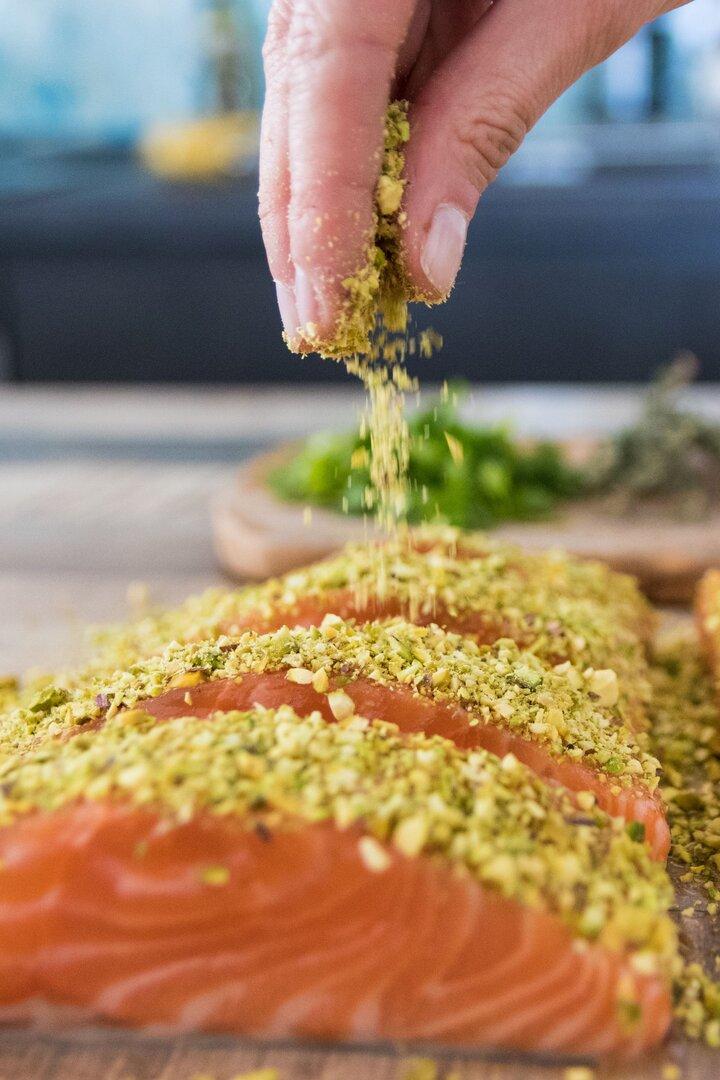 Lachsfilets werden gewürzt.