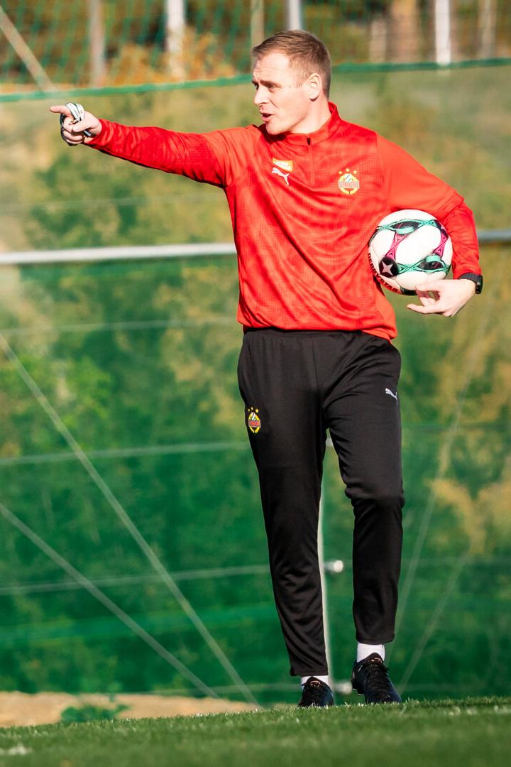 Rapid-Trainer Johannes Hoff Thorup gibt Anweisungen während eines Trainings