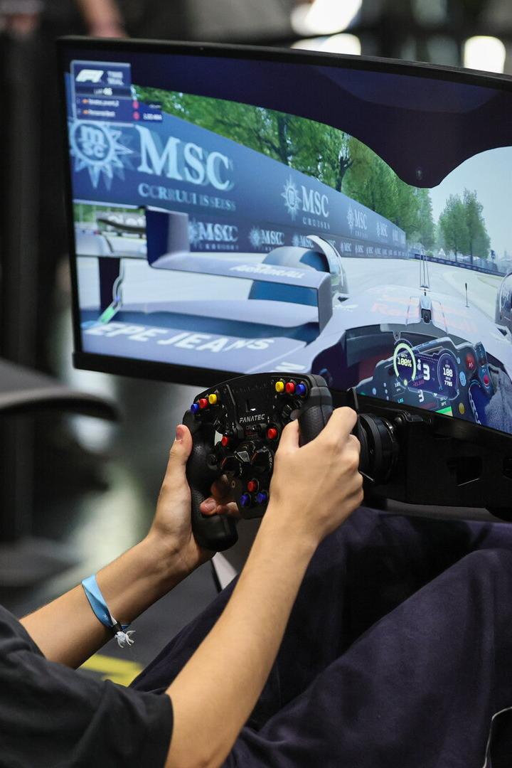 Eine Jugendlicher spielt an einem Computer.