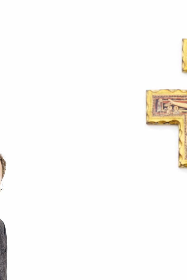 Josef Grünwidl unter einem Kreuz.