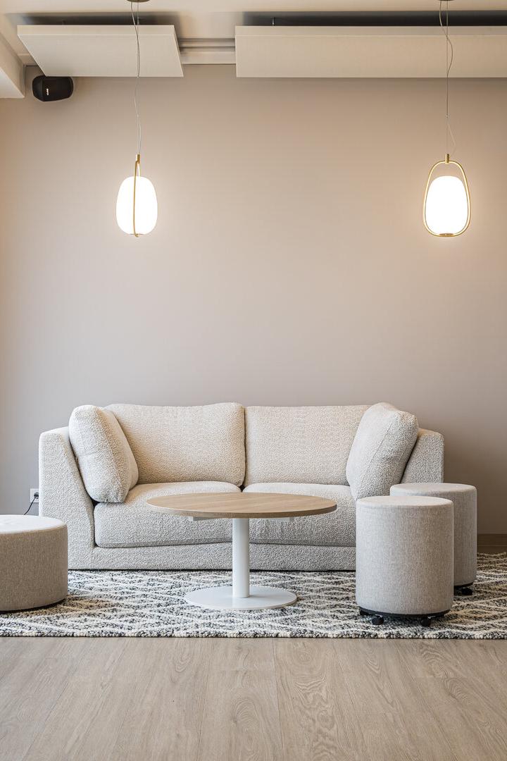 Lounge mit hellem Sofa