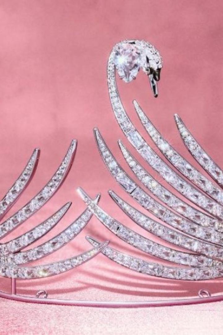 Die Swarovski-Tiara für den Opernball 2026 mit über 350 Kristallen und in Schwanenform