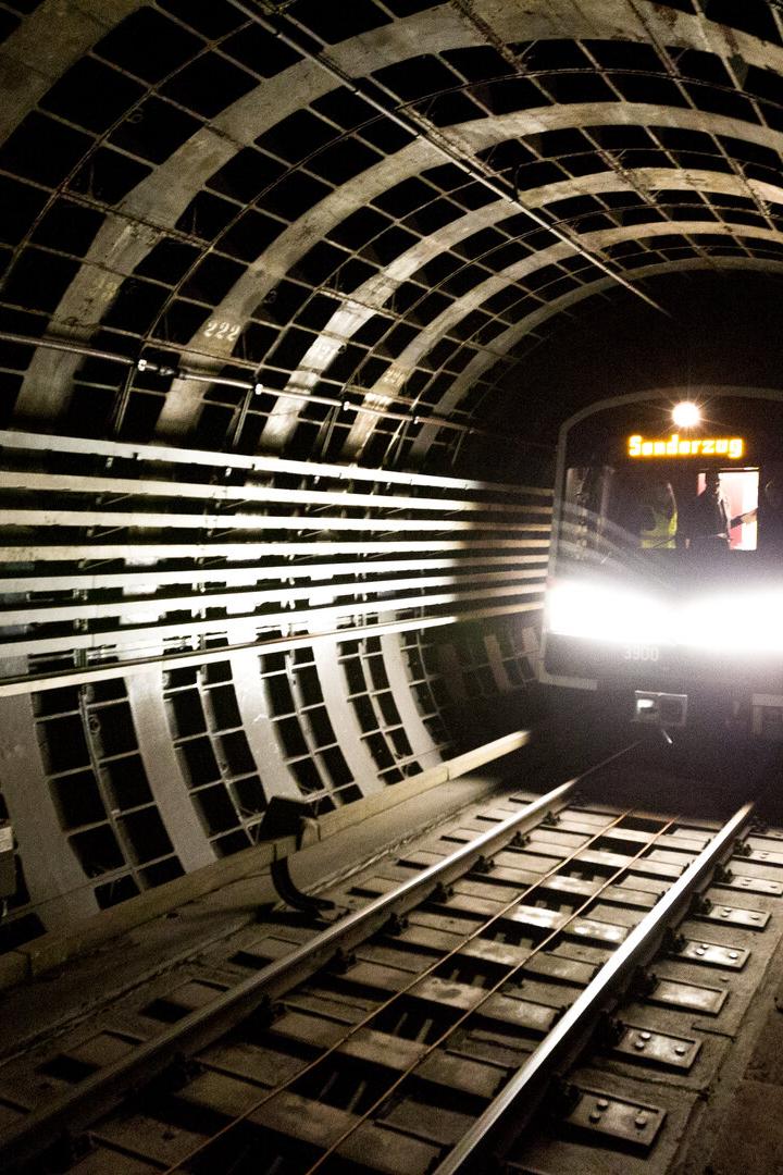 Ubahnfahrt durch Tunnel