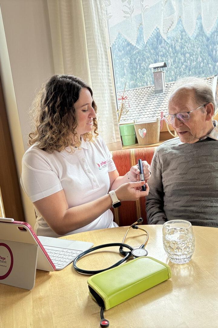 Die Zahl der Pflegebedürftigen steigt rasant. 500.000 Menschen beziehen Pflegegeld.