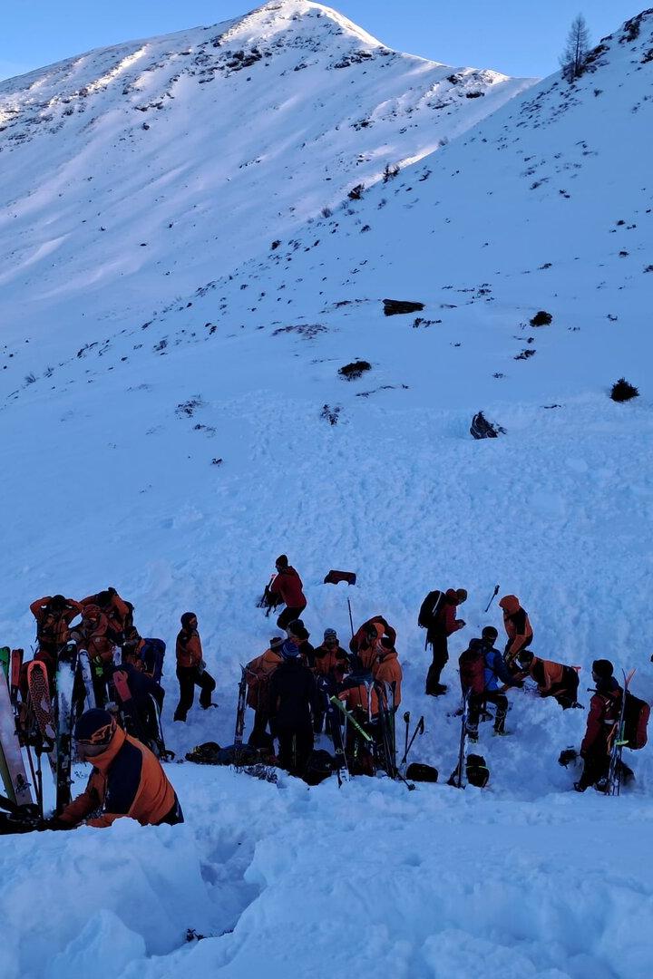 Bergretter im Schnee