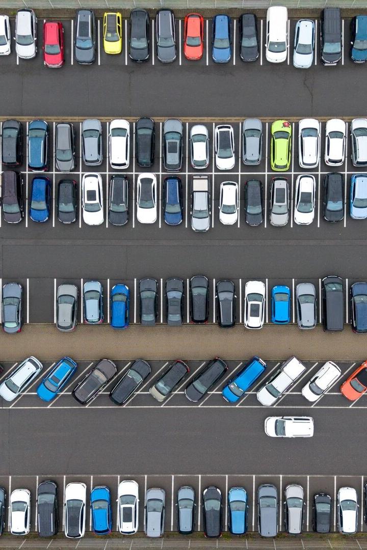 Parkplatz mit geparkten Autos von oben