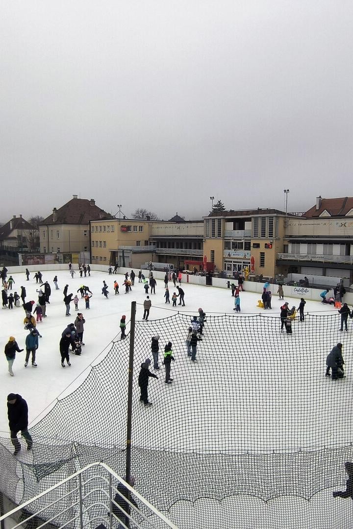 Menschen auf einem Eislaufplatz