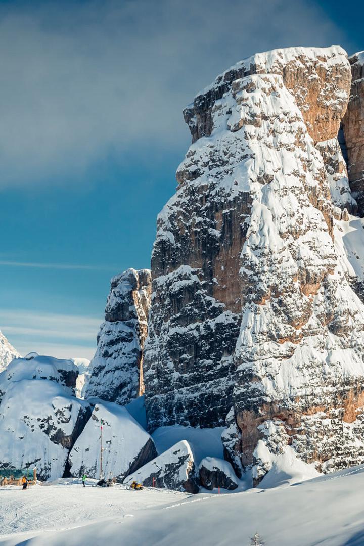 Felsen und Schnee im Skigebiet Cinque Torri