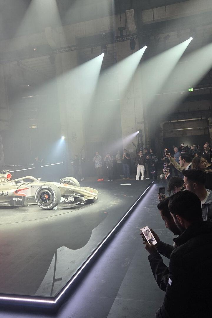 Journalisten und Influencer fotografieren den neuen F1-Audi.