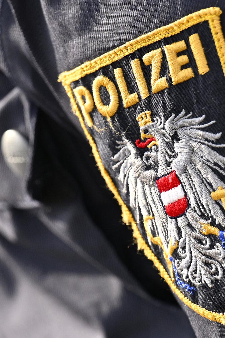 Polizei-Abzeichen auf einer Uniform.