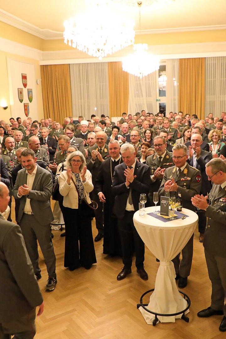 Menschenmenge in Raum