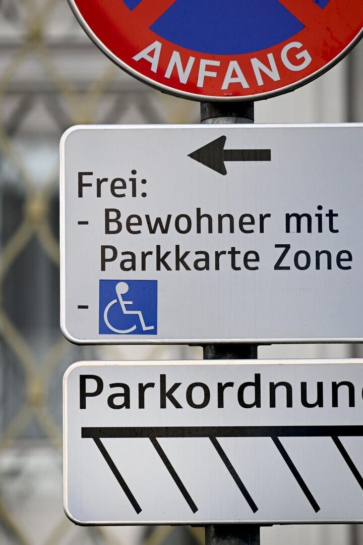 ++ THEMENBILD ++ PARKEN / PARKGEBÜHREN / PARKKARTE / AUTO / MOBILITÄT / GEBÜHREN / KURZPARKZONE / ANRAINERPARKEN