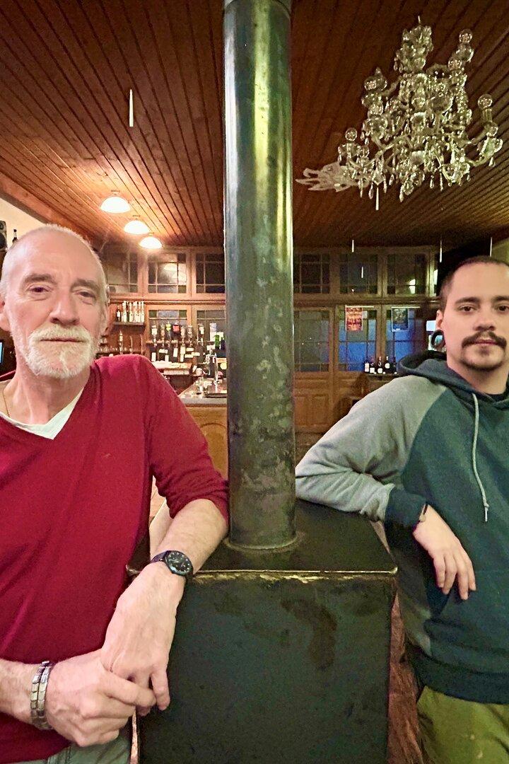 Roland (li.) und Fabian Zipfelmayer im Gasthaus "Am Spitz" in Höflein. 